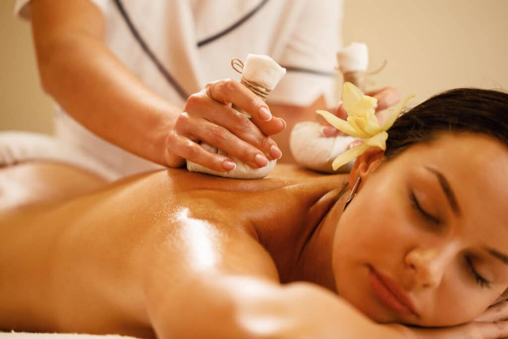 Massagem Nuru: relaxamento, presença e conexão corporal em uma experiência japonesa